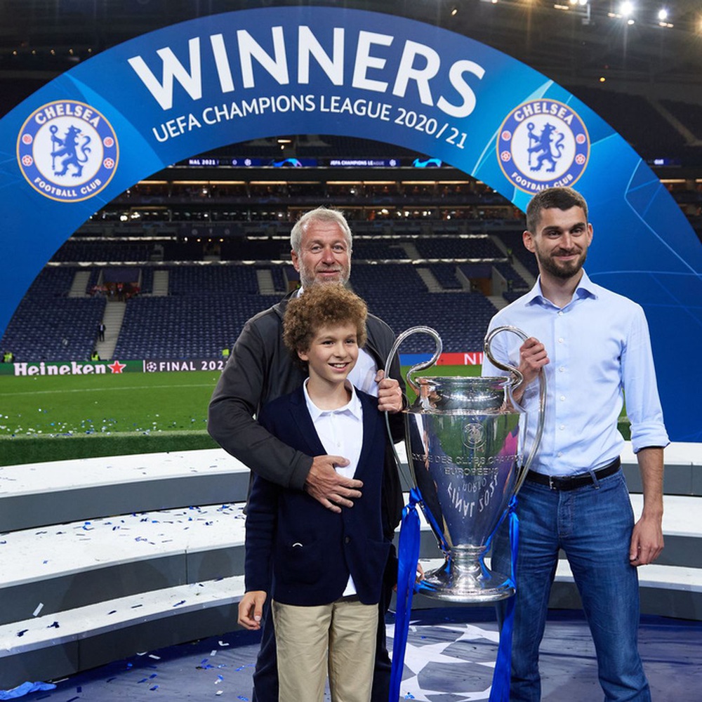 4 câu hỏi lớn sau quyết định từ bỏ quyền quản lý Chelsea của ông Abramovich - Ảnh 1.