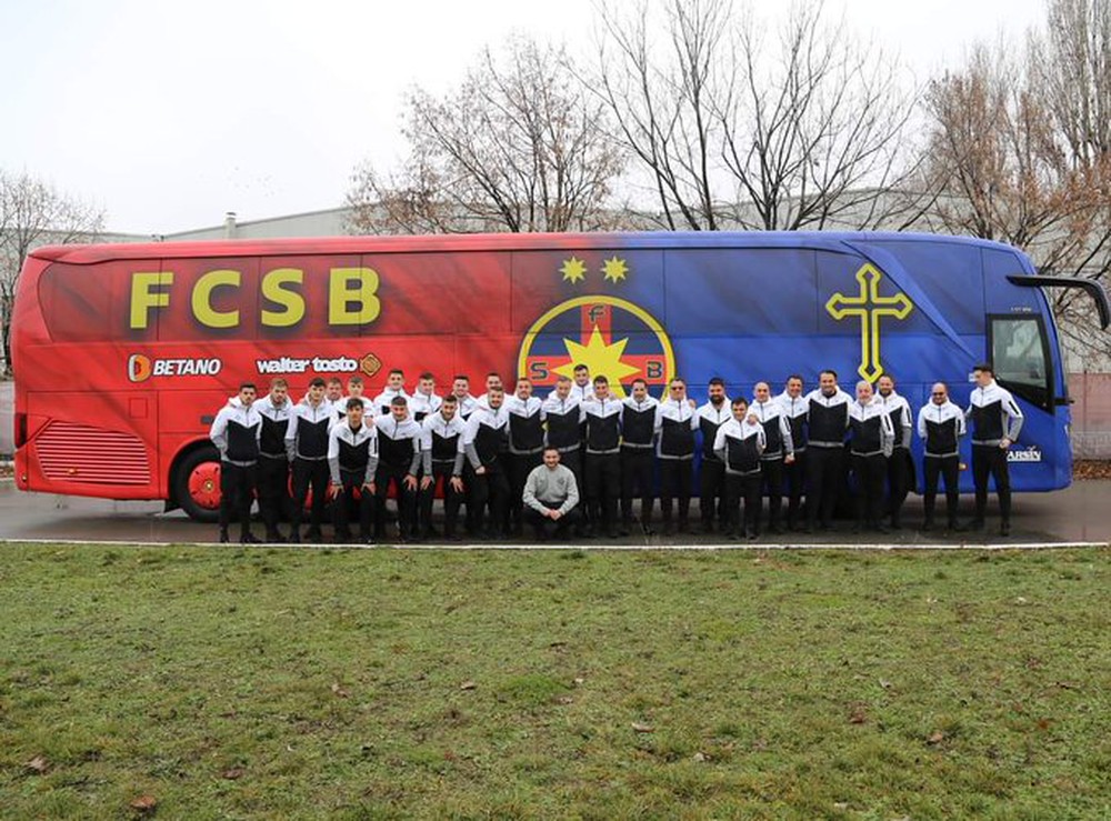 Đội bóng giàu truyền thống nhất Romania cử xe buýt chuyên dụng đến đưa công dân ra khỏi Ukraine - Ảnh 1.