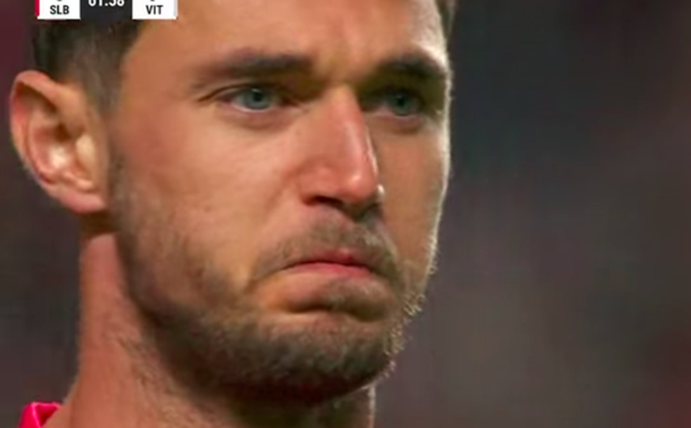 Hành động của fan Bồ Đào Nha khiến cầu thủ Ukraine mím môi khóc nấc
