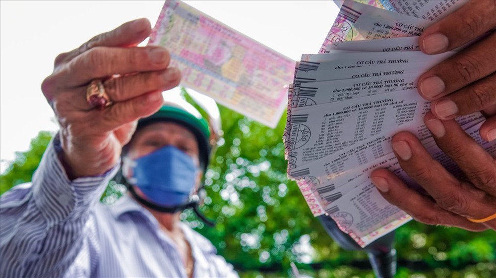 Bán vé số dạo mùa Tết thu lãi khủng tới 1,5 triệu đồng/ngày - Ảnh 2.
