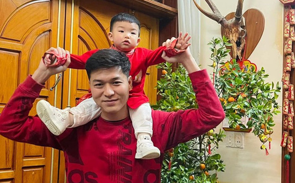 Captian Gấu hạnh phúc bên gia đình và cậu con trai nhân dịp năm mới
