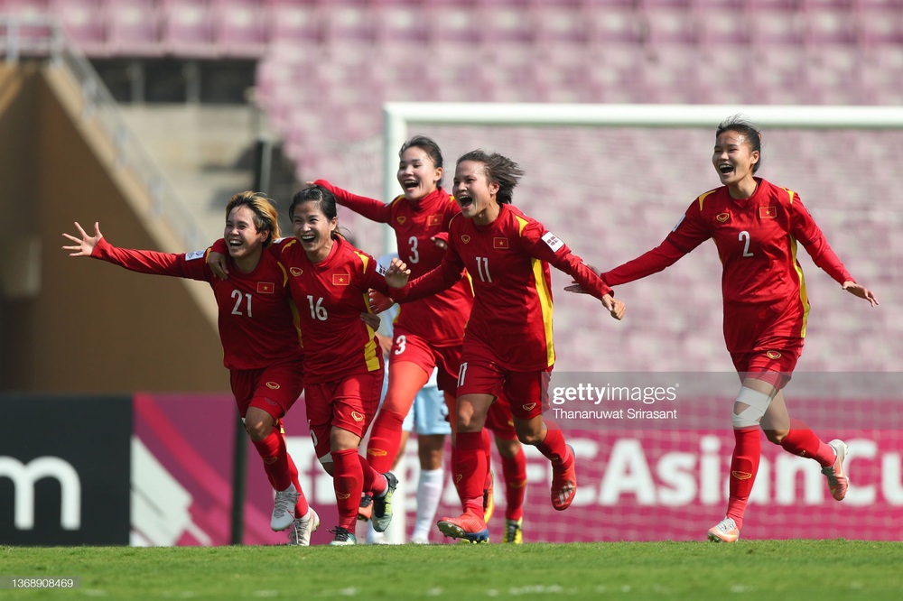 Báo Trung Quốc “choáng” với màn ăn mừng của Việt Nam khi đoạt vé World Cup - Ảnh 2.