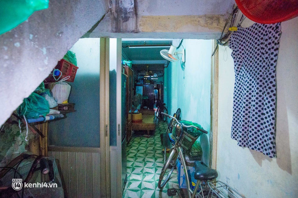 Hà Nội: Ngày Tết trong căn nhà 9m2 ở phố cổ là lối đi chung của 6 hộ dân khác - Ảnh 2.