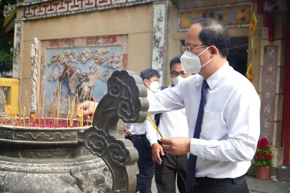 Bí thư Thành ủy Nguyễn Văn Nên khai bút đầu năm tại Lăng Ông - Bà Chiểu - Ảnh 8.