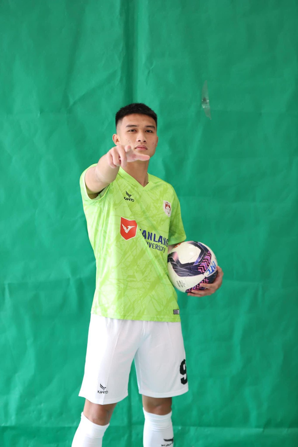 Vô địch U23 Đông Nam Á, cầu thủ Việt Nam trở về tiếp tục xây nhà tặng bố mẹ - Ảnh 3.