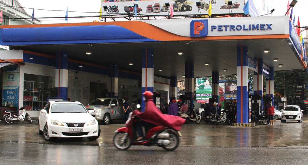 Người dân dùng xe nâng chở thùng hàng nghìn lít đi mua xăng dầu - Ảnh 1.