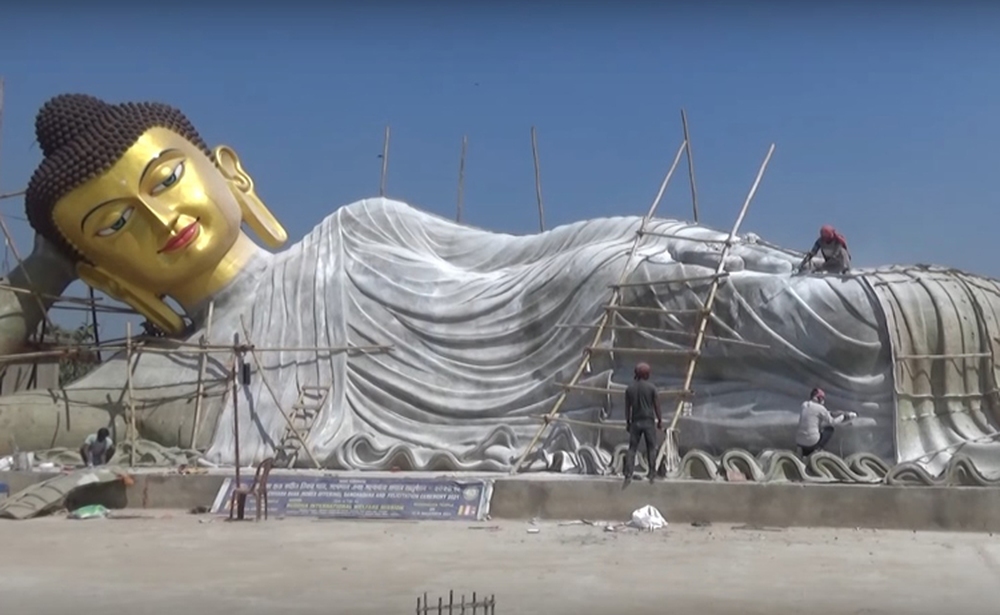 Close-up of India's largest reclining Buddha at Bodh Gaya - Photo 1.