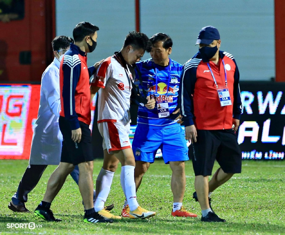 Tiền vệ Viettel FC chấn thương như Duy Mạnh, bác sĩ HAGL tức tốc vào sân sơ cứu - Ảnh 2.