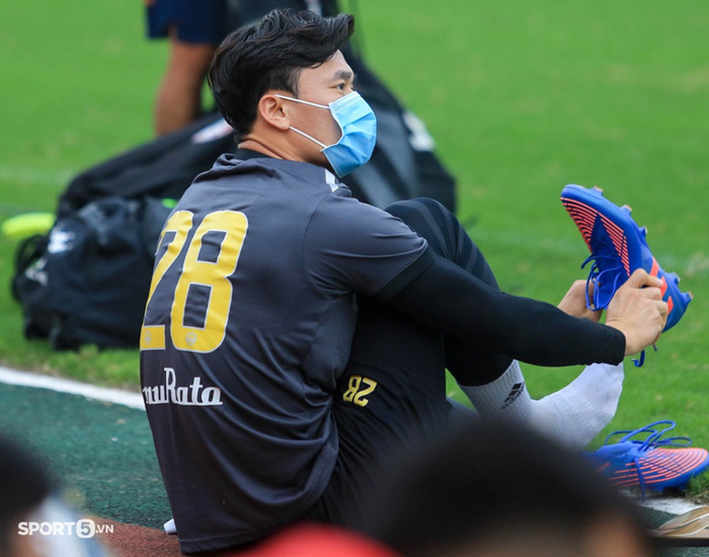 Võ Huy Toàn chấn thương, Bùi Tiến Dũng bỏ ngỏ cơ hội bắt chính trận đấu với Hà Nội FC - Ảnh 1.
