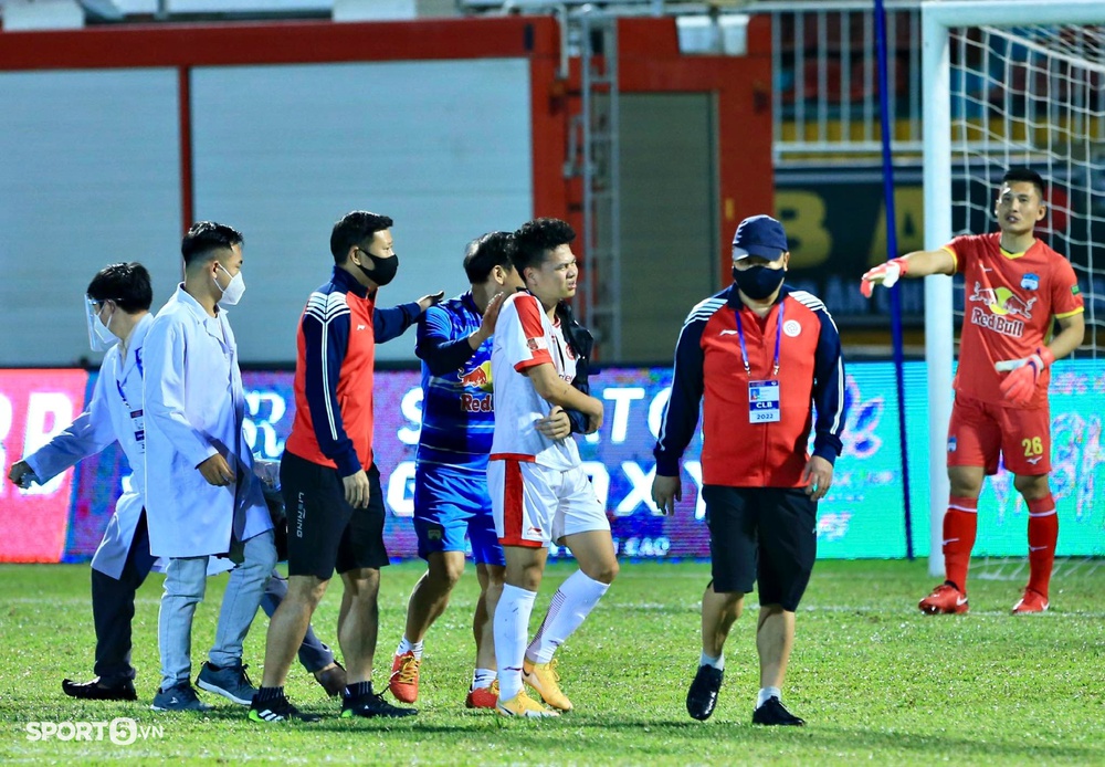 Tiền vệ Viettel FC chấn thương như Duy Mạnh, bác sĩ HAGL tức tốc vào sân sơ cứu - Ảnh 3.