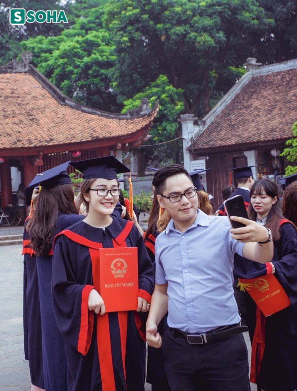 Country girl came to Hanoi to find that 5k spring rolls were expensive and a trip to buy a house and buy a car at the age of 23 - Photo 1.