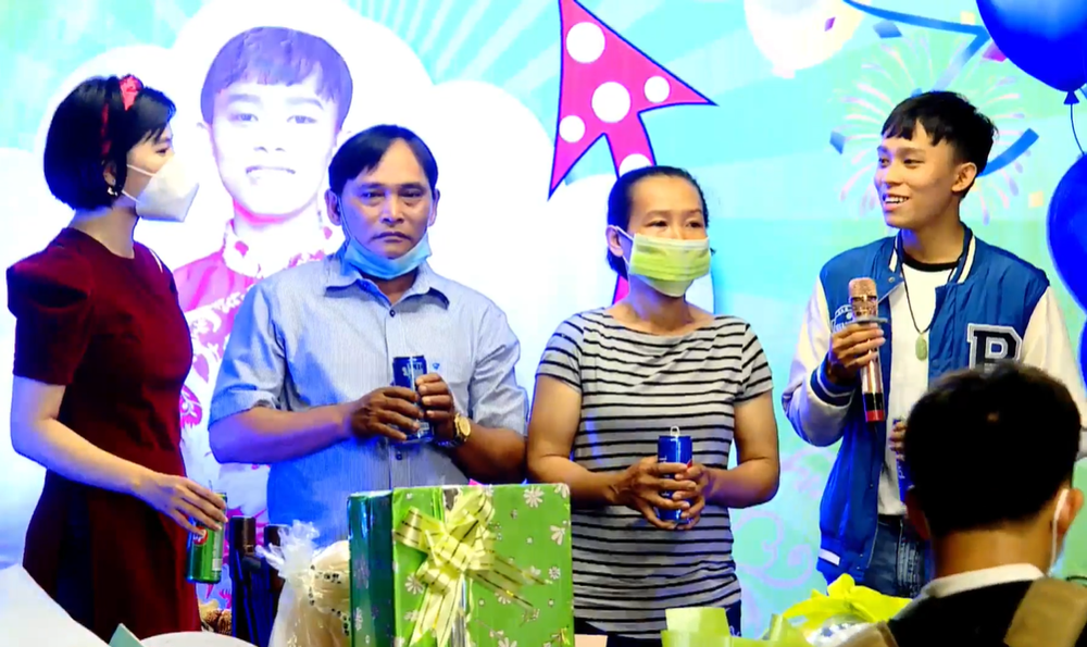 Gia đình Hồ Văn Cường lần đầu xuất hiện sau ồn ào, nhận hàng xấp phong bì từ fan - Ảnh 3.