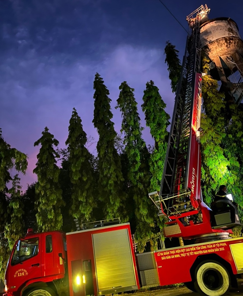 Rescuers sing to save pregnant woman who climbs to the top of a 25m high water tower - Photo 2.