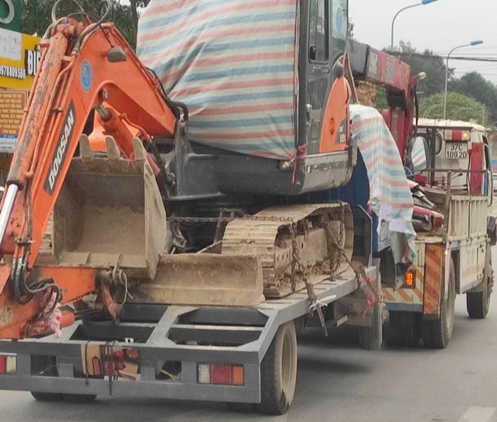 The truck carrying the excavator went straight into the resident's house and then overturned and hit the motorcyclist and killed him - Photo 3.