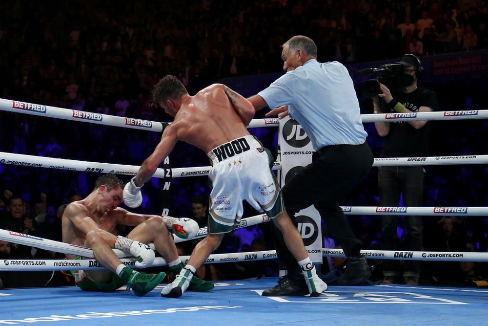 The boxer fell from the ring and was immediately hospitalized after a brutal knockout in the world title fight - Photo 3.