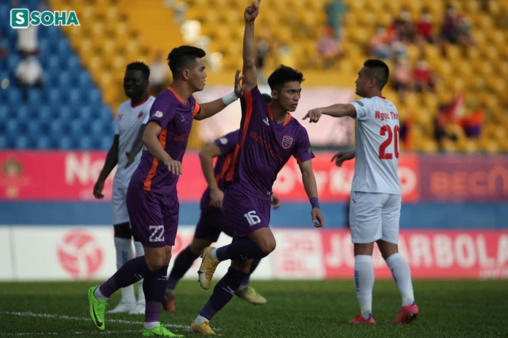 Quân bầu Đức ghi dấu ấn, ngựa ô V.League vẫn đánh rơi chiến thắng bởi quả 11m tranh cãi - Ảnh 3.