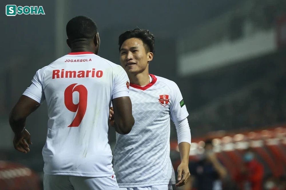 Quân bầu Đức ghi dấu ấn, ngựa ô V.League vẫn đánh rơi chiến thắng bởi quả 11m tranh cãi - Ảnh 2.