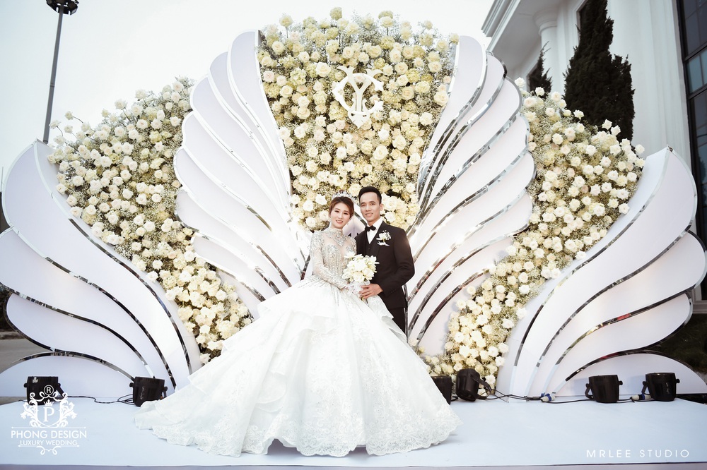 Danh tính cặp đôi chi tiền tỷ trang trí đám cưới, không gian ngập hoa tươi gây choáng ngợp - Ảnh 3.