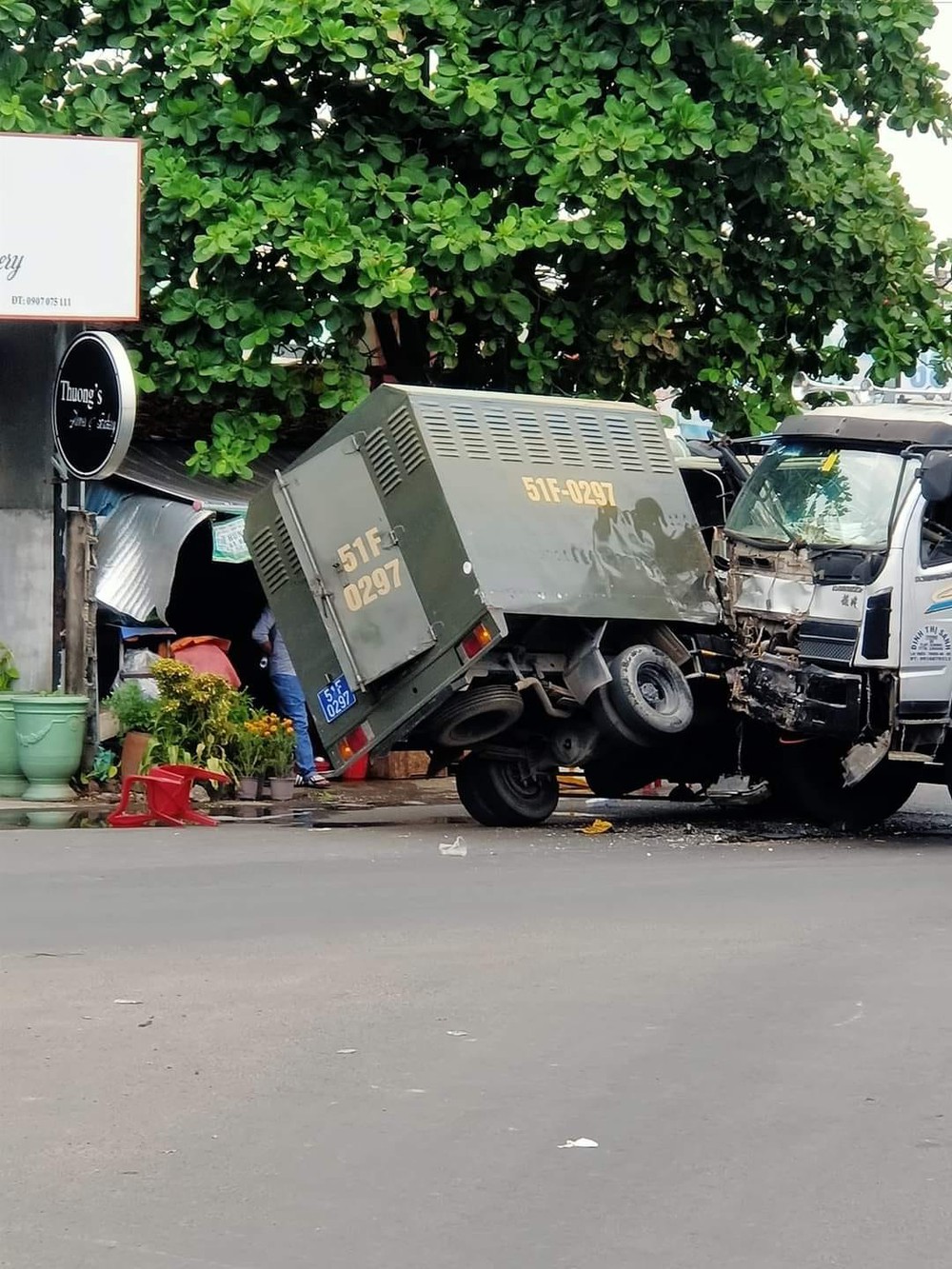 Car carrying prisoners crashes into truck in Saigon, 3 people injured - Photo 2.