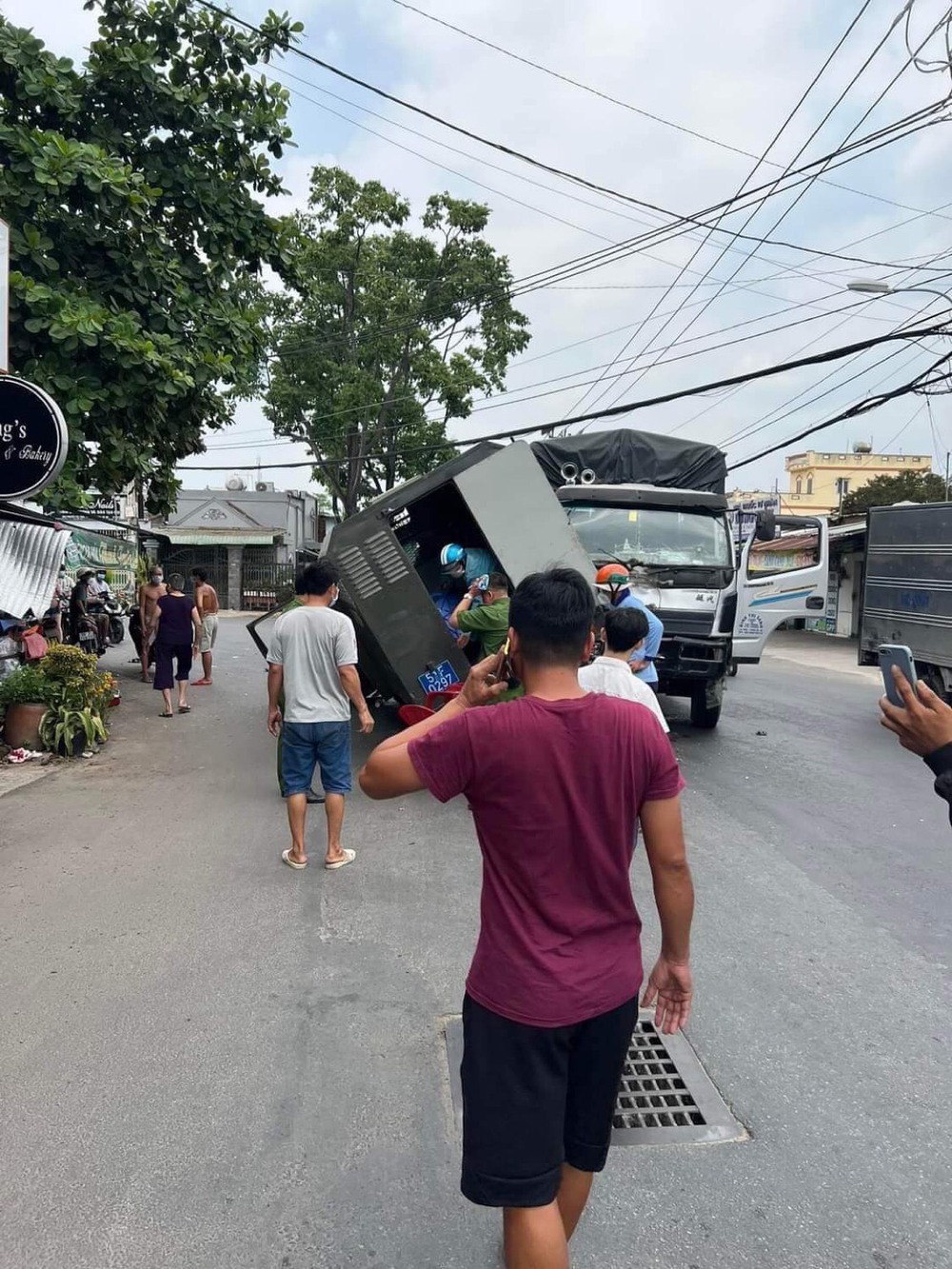 Prisoner truck crashes into truck in Saigon, 3 people injured - Photo 3.