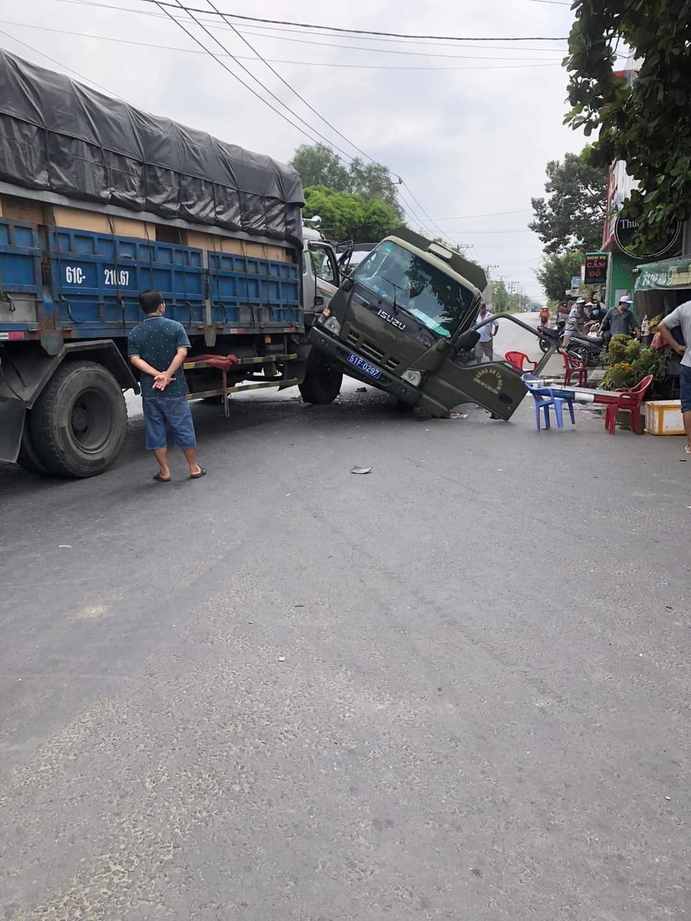 Prisoner car crashes into truck in Saigon, 3 people injured - Photo 1.