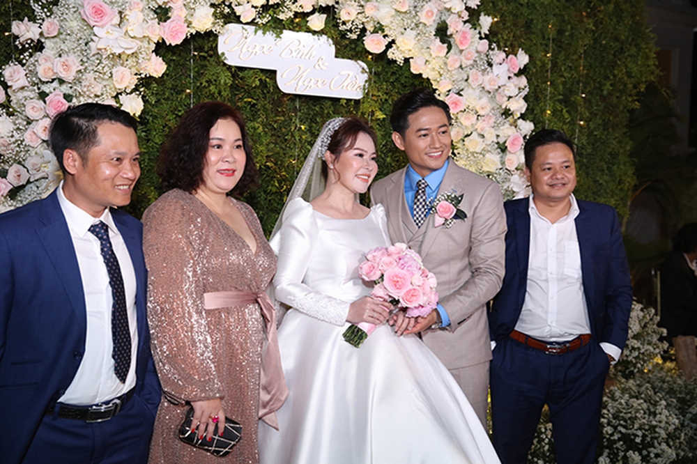 Cuộc tình ngọt ngào của Quý Bình và vợ đại gia, hạnh phúc đón con đầu lòng ở tuổi 39 - Ảnh 4.
