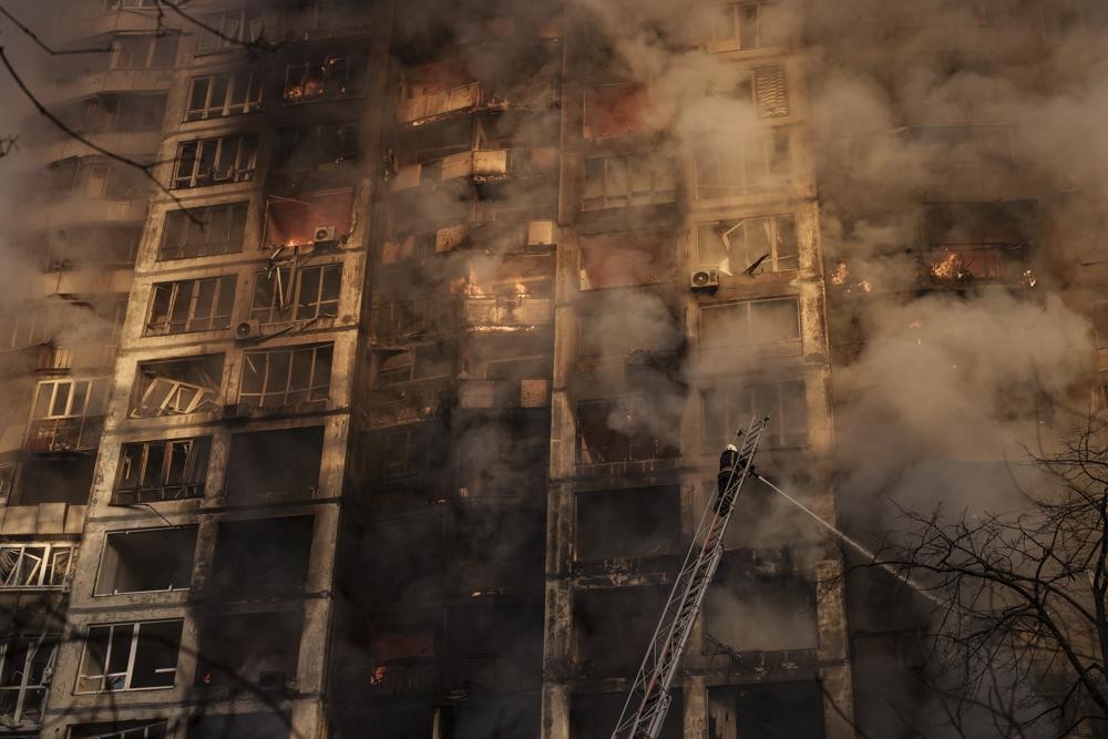 Thủ đô Ukraine áp đặt lệnh giới nghiêm khẩn cấp sau hàng loạt vụ nổ làm rung chuyển thành phố - Ảnh 1.