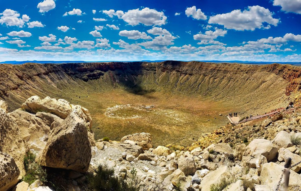 Not trusting experts, the man bought the crater for 300 USD: Accidentally became a billionaire - Photo 3.