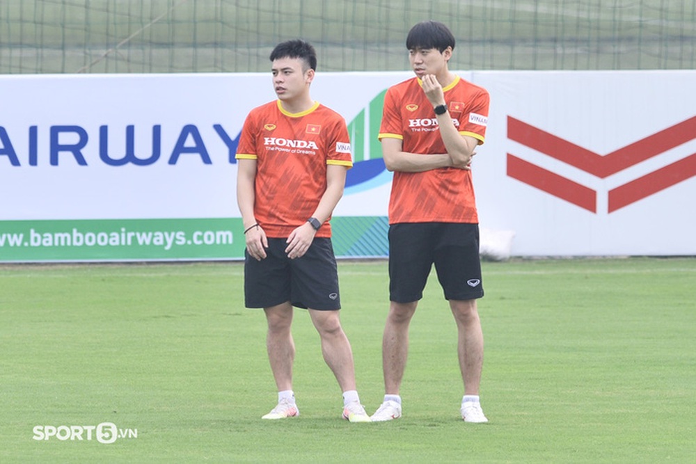 Trợ lý Lee Young-jin vắng mặt, tổ trợ lý tiếng Hàn đứng chơi trong buổi tập của U23 Việt Nam - Ảnh 3.