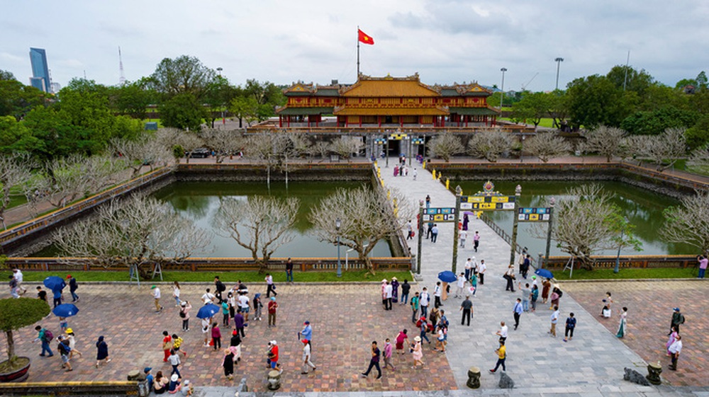   What does the relic management unit in Hue say about the inadequacy of ticket prices to visit the Citadel?  - Photo 1.