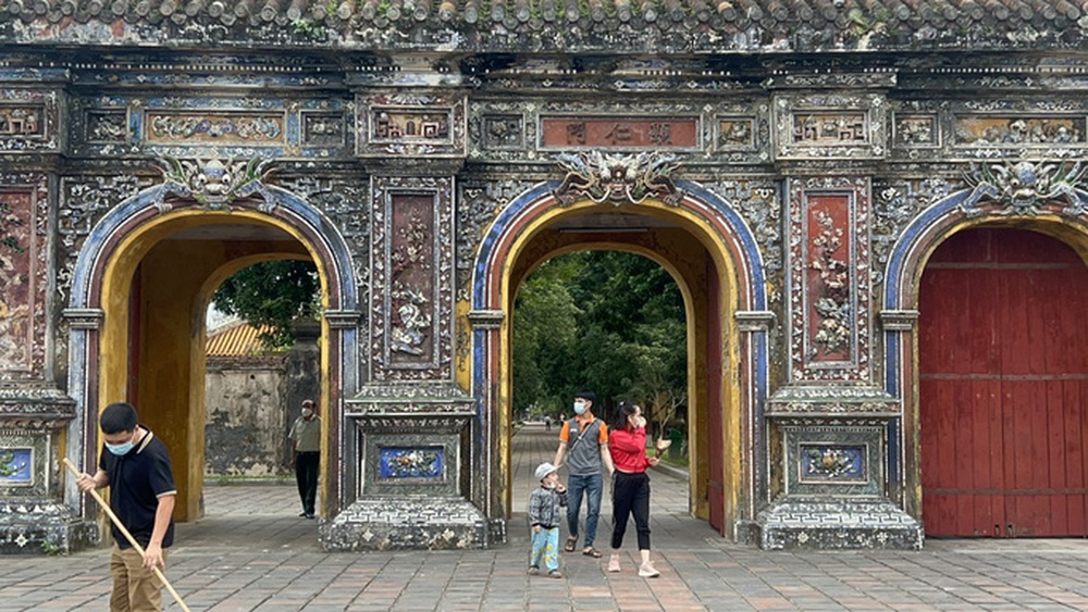   What does the relic management unit in Hue say about the inadequacy of ticket prices to visit the Citadel?  - Photo 3.