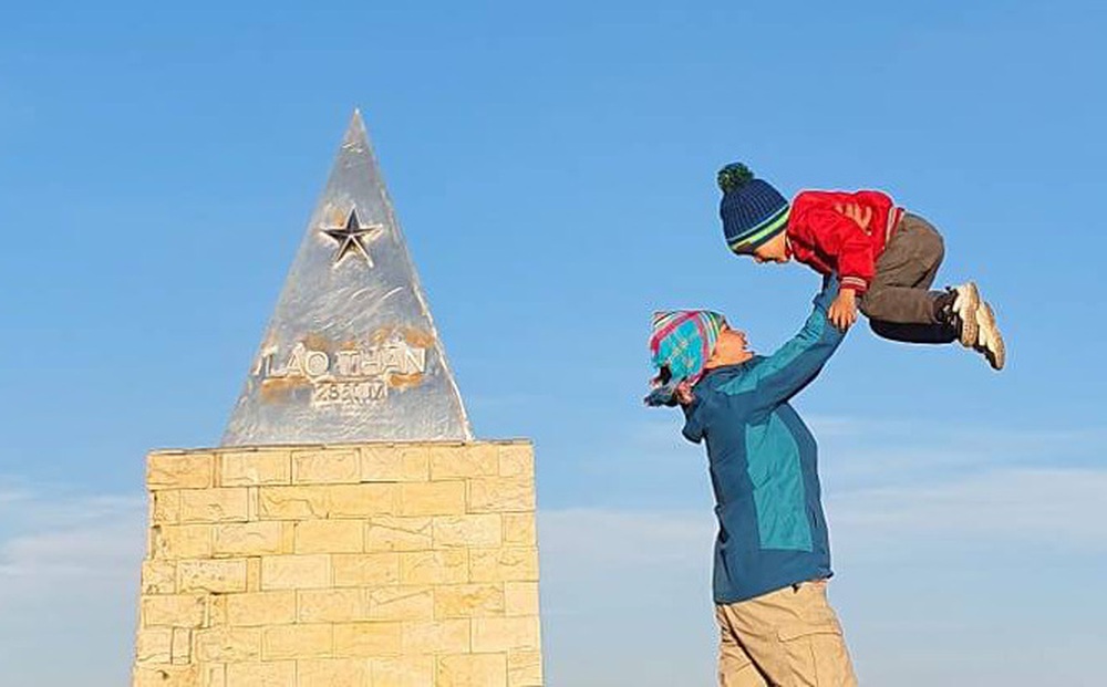 "Phượt thủ" 3 tuổi chinh phục thành công Nóc nhà Y Tý cao 2.860m "Phượt thủ" 3 tuổi chinh phục thành công Nóc nhà Y Tý cao 2.860m