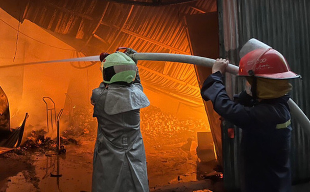 Hà Nội: Cháy dữ dội tại khu nhà xưởng hàng trăm m2