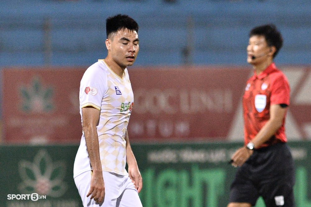 Đức Huy mẻ răng, Bùi Hoàng Việt Anh trầy da tróc vẩy sau trận đấu căng thẳng với CLB Thanh Hóa - Ảnh 2.