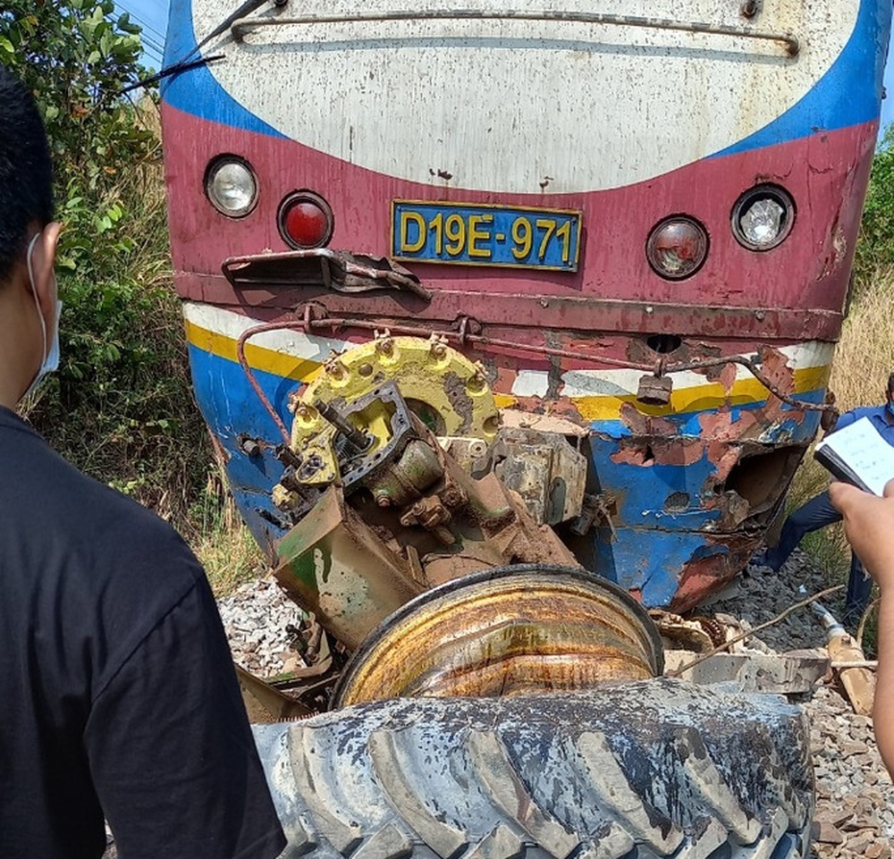  Xe máy cày bị tàu hỏa tông vỡ đôi, tài xế tử vong tại chỗ  - Ảnh 1.