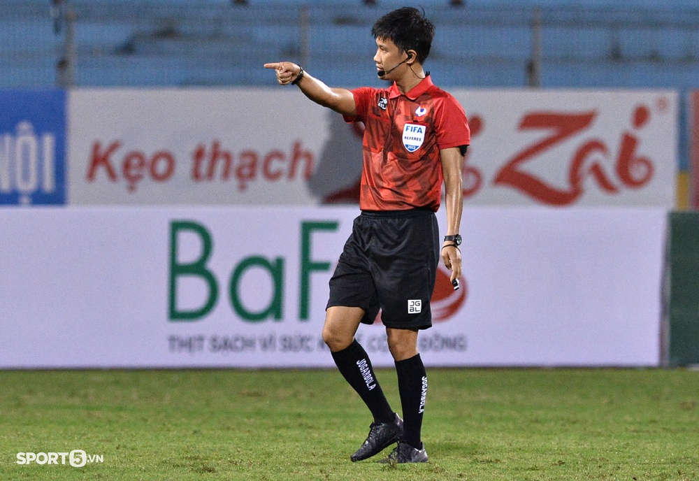 Đồng nghiệp liên tục bắt việt vị sai, trọng tài chính trận Hà Nội FC vs Thanh Hóa vất vả gánh cả trận - Ảnh 3.