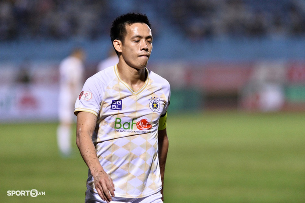 Đồng nghiệp liên tục bắt việt vị sai, trọng tài chính trận Hà Nội FC vs Thanh Hóa vất vả gánh cả trận - Ảnh 4.