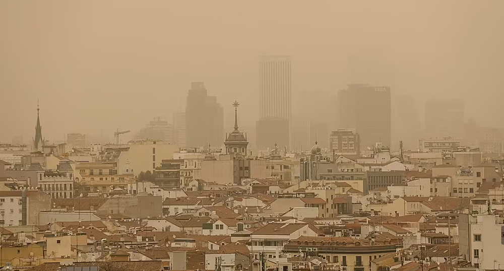 Dust clouds from the Sahara desert make Spain look like Mars - Photo 6.