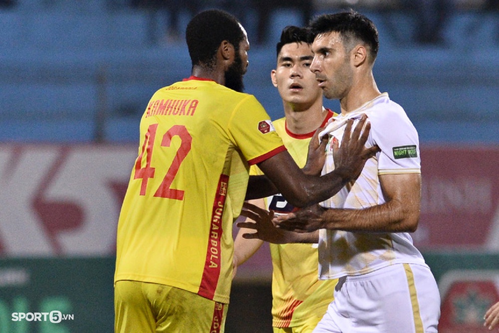 Đồng nghiệp liên tục bắt việt vị sai, trọng tài chính trận Hà Nội FC vs Thanh Hóa vất vả gánh cả trận - Ảnh 5.