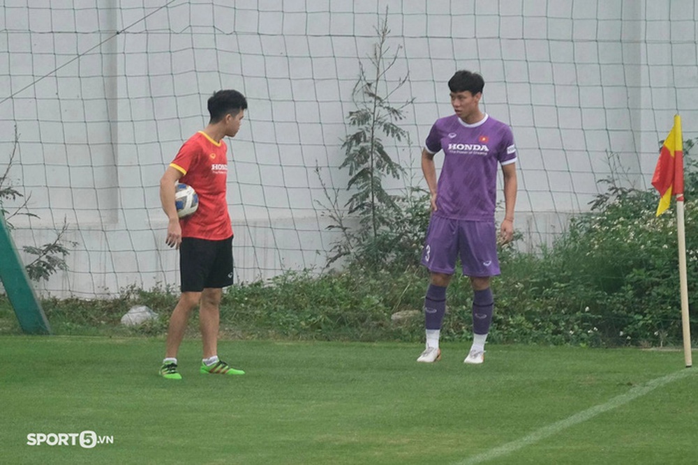 Must practice separately, but Que Ngoc Hai is still strong enough to bully U23 juniors - Photo 5.