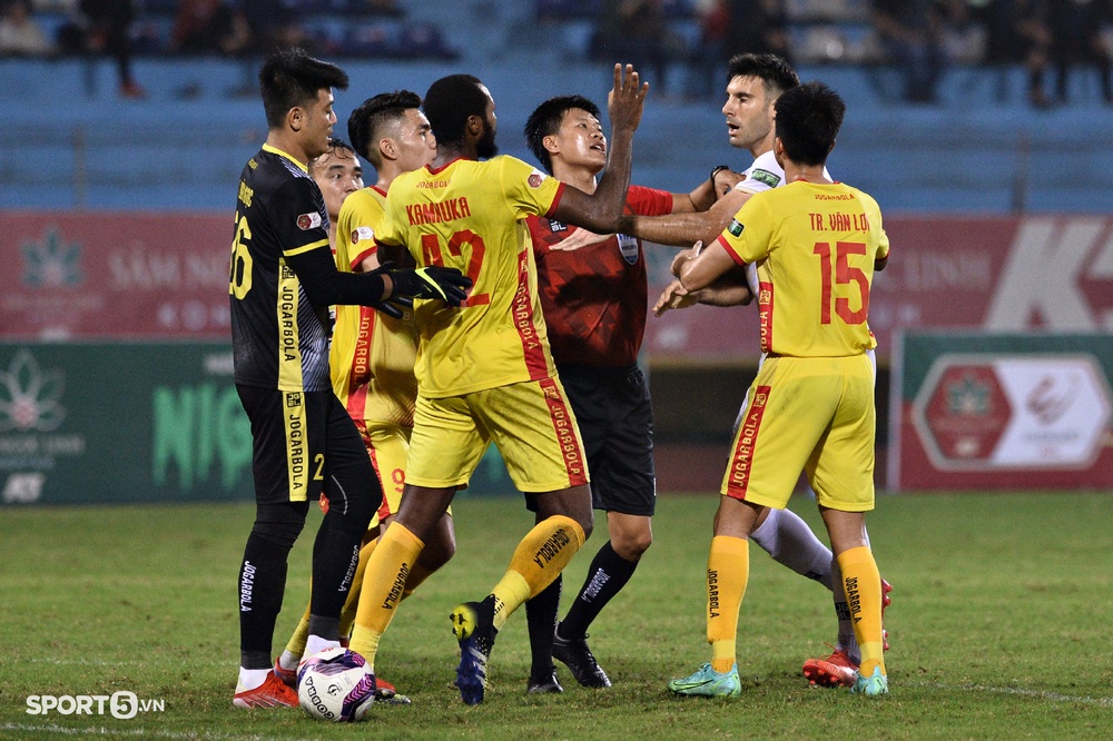 Đồng nghiệp liên tục bắt việt vị sai, trọng tài chính trận Hà Nội FC vs Thanh Hóa vất vả gánh cả trận - Ảnh 6.