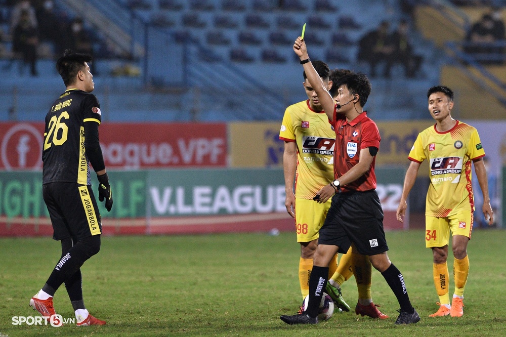 Đồng nghiệp liên tục bắt việt vị sai, trọng tài chính trận Hà Nội FC vs Thanh Hóa vất vả gánh cả trận - Ảnh 7.