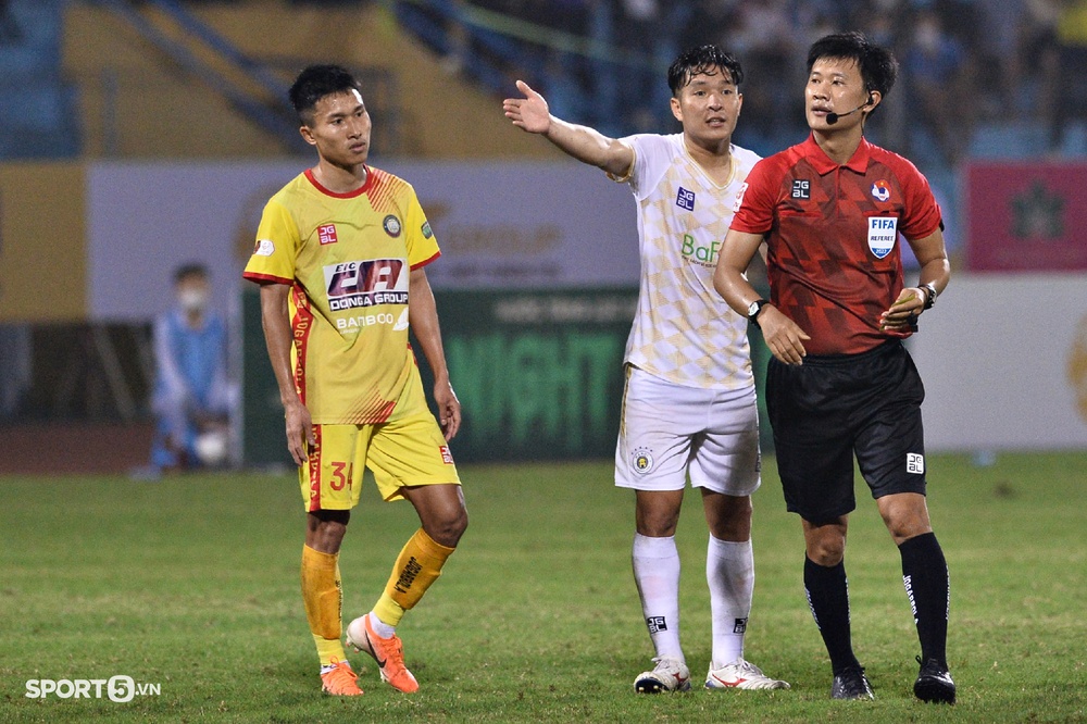 Đồng nghiệp liên tục bắt việt vị sai, trọng tài chính trận Hà Nội FC vs Thanh Hóa vất vả gánh cả trận - Ảnh 8.