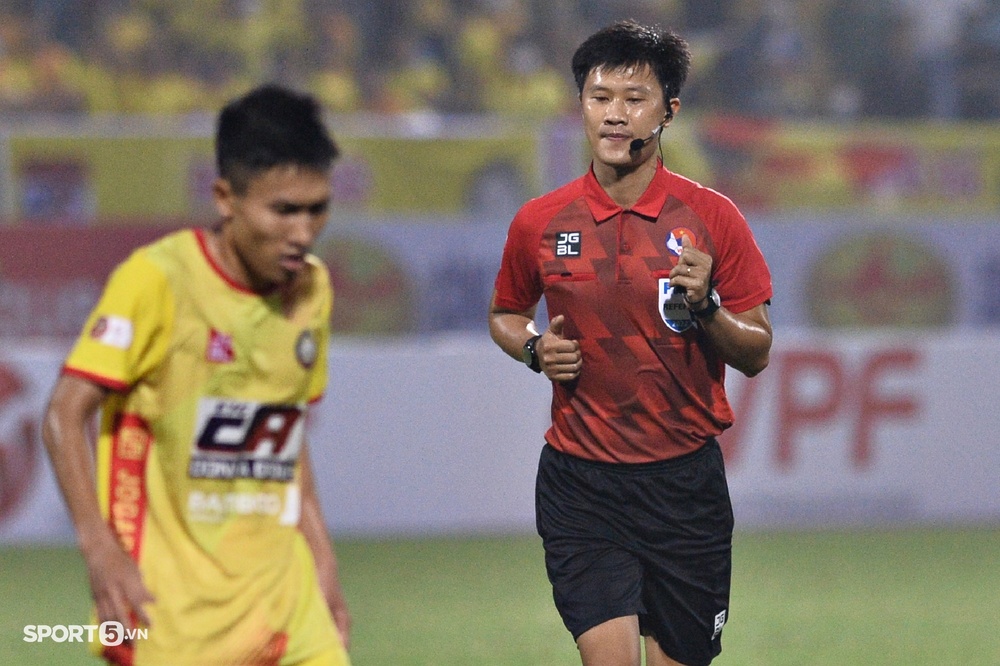 Đồng nghiệp liên tục bắt việt vị sai, trọng tài chính trận Hà Nội FC vs Thanh Hóa vất vả gánh cả trận - Ảnh 9.