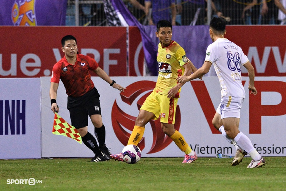 Đồng nghiệp liên tục bắt việt vị sai, trọng tài chính trận Hà Nội FC vs Thanh Hóa vất vả gánh cả trận - Ảnh 10.