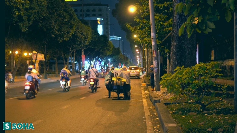 Touched by the image of an old man picking up bottles with a small dog roaming the streets of Saigon - Photo 5.