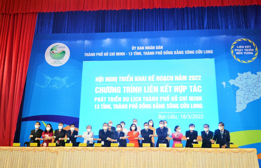 20.000 lá cờ Tổ quốc đến với ngư dân Bạc Liêu - Ảnh 1.