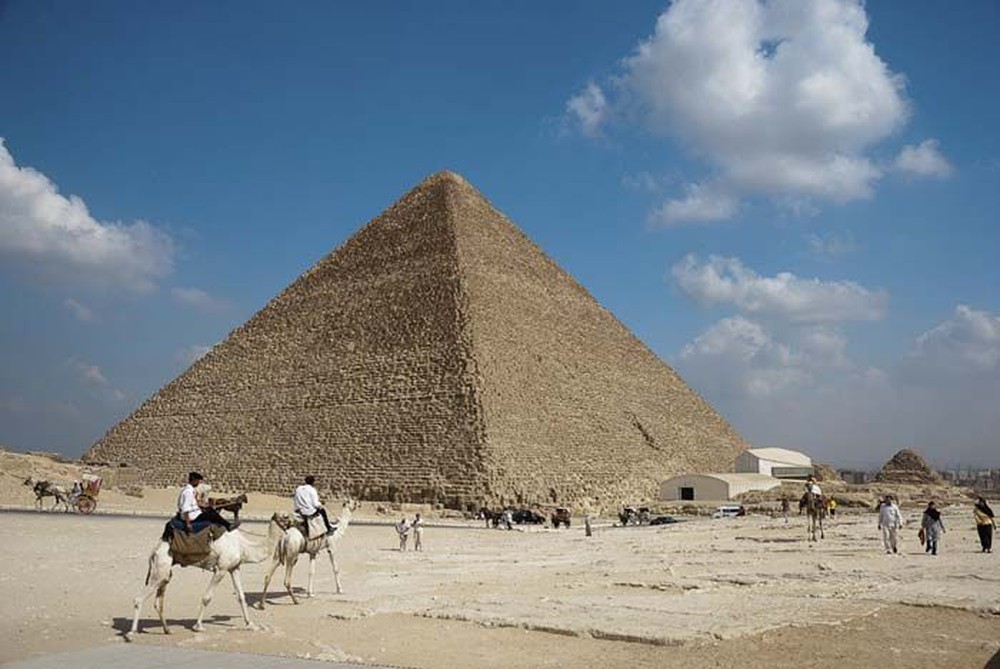 Tia vũ trụ tiết lộ bí ẩn về 2 căn phòng không có lối vào trên Kim tự tháp Giza - Ảnh 1.