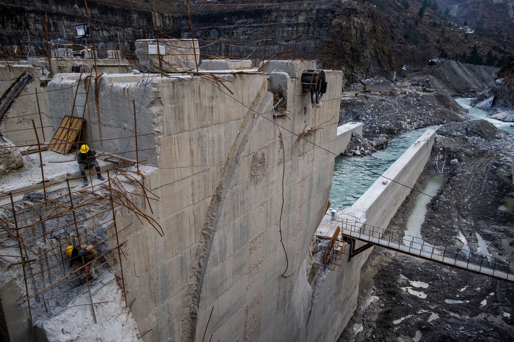 Exploiting the prime location, the hydroelectric dams are in danger: Construction is terrible but no electricity, natural disasters are imminent, people are afraid - Photo 1.