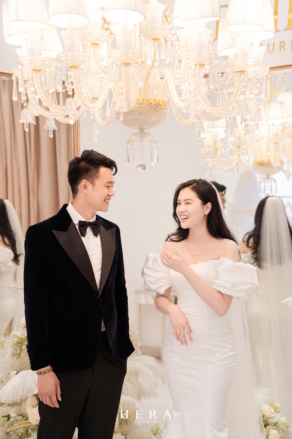 Thành Chung phong độ ngời ngời ở hậu trường chụp ảnh cưới, cười tít bên cô dâu xinh - Ảnh 1.